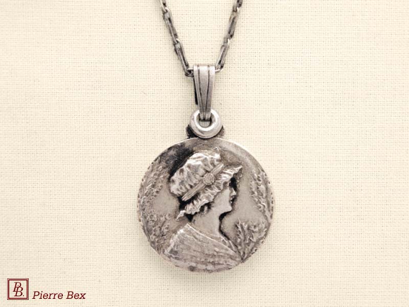Pierre Bex Art-Nouveau round locket 41213-05